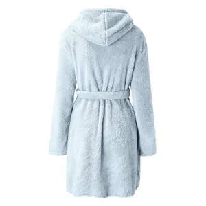 Détail vue arrière d'un peignoir en peluche bleu clair doux avec ceinture et capuche