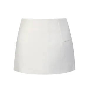 Dettaglio di una minigonna bianca a trapezio con un design a vita alta snellente.