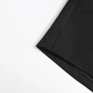 Primer plano de las finas costuras y la suave tela negra del elegante dobladillo de la falda.
