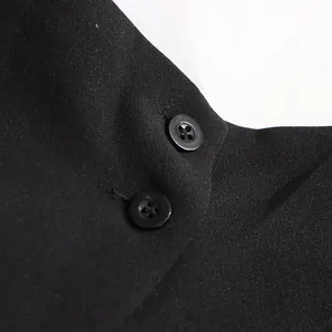 Primer plano de los botones negros y la textura de la tela de este conjunto francés