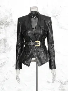 Schlanke schwarze PU-Lederjacke mit tiefem V-Ausschnitt, Gürtel und mehreren Taschen.