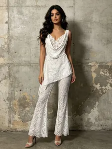 Conjunto de encaje blanco con top sin mangas con cuello vuelto y pantalón