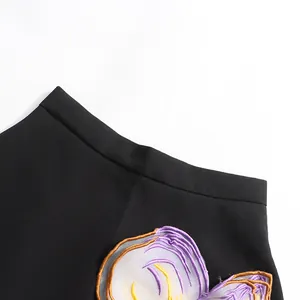 Detalle del exquisito bordado floral en 3D en la falda negra de corte A de talle alto