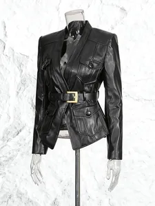 Schwarze Damen PU-Lederjacke mit tiefem V-Ausschnitt und schmalem Taillengürtel.