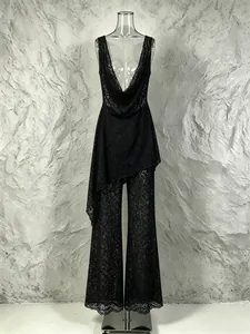 Elegante conjunto de encaje negro con top de cuello desbocado y pantalones de campana