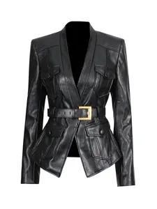 Schlanke schwarze PU-Lederjacke mit tiefem V-Ausschnitt und goldenem Schnallengürtel.