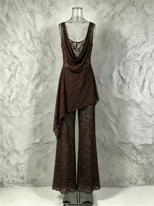 Conjunto de encaje marrón estilo francés con top de cuello desbocado y pantalón