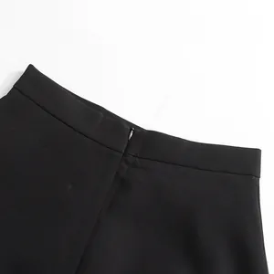 Primer plano de falda de línea A con cintura alta y cremallera invisible suave
