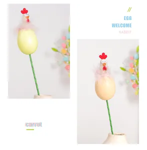 Gros plan sur des pics d'œufs de Pâques avec poussins pour décorations florales DIY