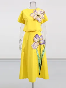 Elegante conjunto amarillo de estilo francés con flores 3D y falda evasé de talle alto.