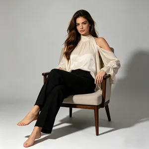 Elegante blusa color champán con hombros descubiertos, cuello alto y mangas acampanadas