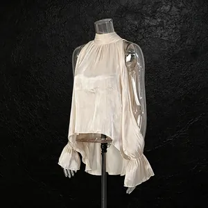 Elegante blusa de satén champán con hombros descubiertos, cuello alto y mangas de trompeta
