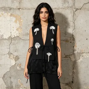 Gilet sans manches noir élégant avec fleurs en paillettes 3D et empiècements en résille.