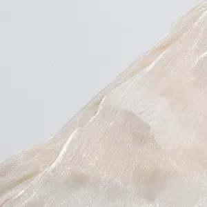 Primer plano de tela translúcida plisada y brillante para blusa elegante