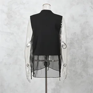 Vue arrière du gilet noir sans manches avec patchwork en maille et liens sur le côté