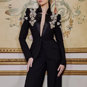 Détail d'un blazer noir de luxe avec broderie de cristaux ornée de motifs feuillus