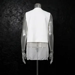 Vue arrière du gilet blanc tendance avec un élégant empiècement en tulle sheer chic