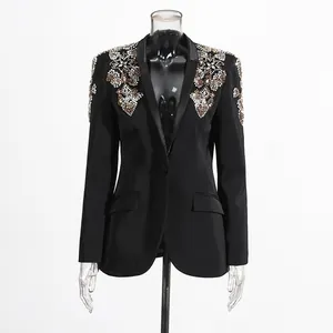 Vue détaillée d'un blazer noir cintré avec ornements de strass de luxe aux épaules