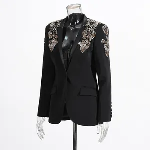 Vue détaillée d'un blazer cintré de luxe avec des ornements en cristal exquis