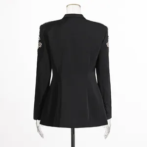 Vue arrière d'un blazer noir cintré orné de détails luxueux en strass sur l'épaule