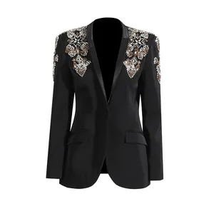 Vue détaillée d'un blazer noir élégant avec des motifs complexes en strass aux épaules