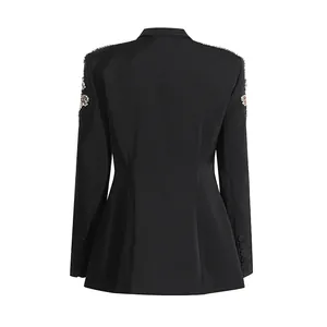 Vue arrière d'un blazer noir cintré avec des épaules ornées de strass brillants.