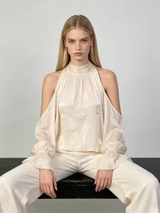 Elegante blusa de satén con cuello alto, hombros descubiertos y mangas de campana en crema.