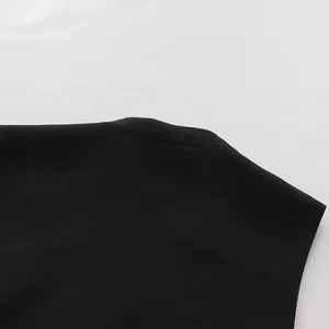 Vue détaillée en gros plan de l'encolure lisse d'un gilet noir de créateur pour femmes