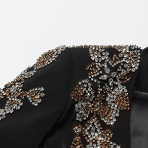 Détail macro d'un blazer noir de luxe pour femme avec broderie de strass florale