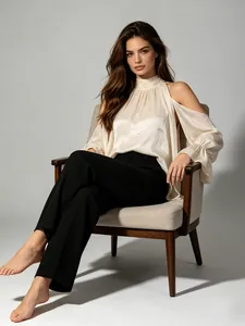 Elegante blusa crema con hombros descubiertos, cuello alto y mangas acampanadas