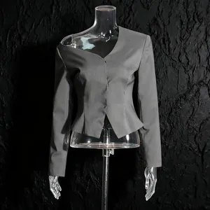 Detailweergave van een elegante grijze asymmetrische off-shoulder blazer-top met lange mouwen