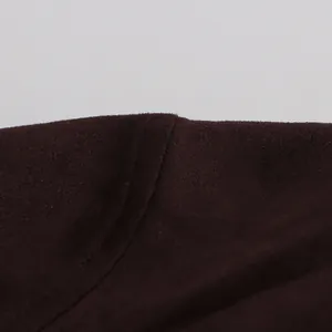 Vista macro detallada que muestra el tejido de ante marrón oscuro y la costura de la chaqueta