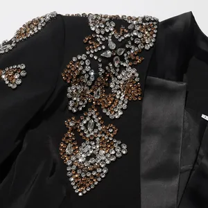 Détail exquis d'un blazer noir de luxe avec des motifs de strass floraux étincelants