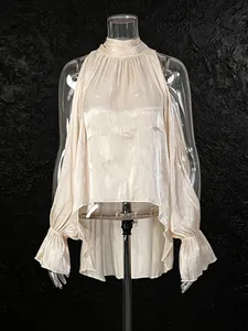 Elegante blusa de cuello alto con hombros descubiertos y mangas acampanadas de raso