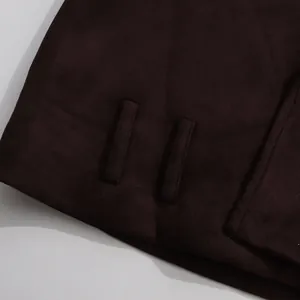 Detalle de las costuras y trabillas de cinturón en una chaqueta de ante vintage marrón oscuro