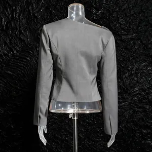 Achteraanzicht van een grijze asymmetrische blazer met lange mouwen op een mannequin