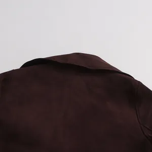 Vista detallada del cuello trasero y la textura de ante de una chaqueta marrón oscuro