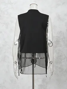 Vue arrière d'un haut de gilet noir en tulle avec attaches latérales sur mannequin