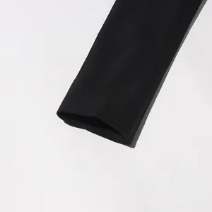 Gros plan du détail de la manchette noire élégante pour un blazer femme cintré chic