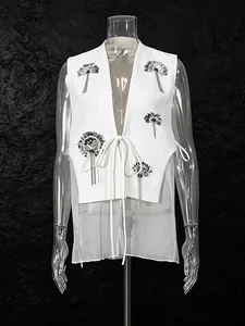 Gilet blanc élégant de mode avec appliques florales en paillettes et ourlet en mesh