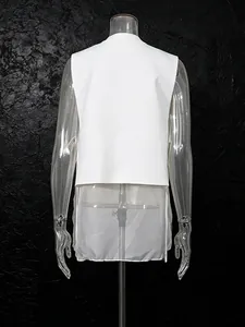 Gilet blanc sans manches moderne avec ourlet en tulle transparent sur mannequin