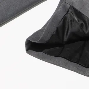 Detailopname van een grijze blazer mouwomslag met een gladde zwarte stoffen binnenvoering