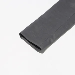 Detailopname van een grijze colbertmouw met hoogwaardige stoftextuur en fijne stikseldetails.