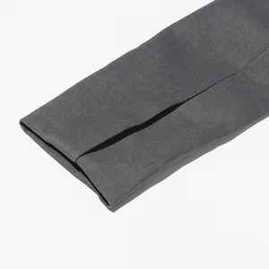 Detailopname van de mouwmanchet op een grijze, slank gesneden blazer voor dames