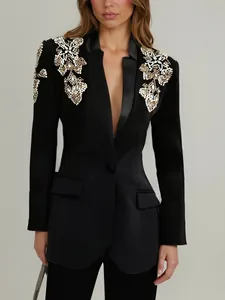 Blazer noir cintré élégant avec col en V profond et détails d'épaules à paillettes