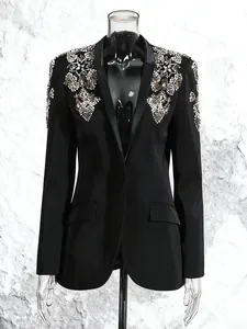 Blazer noir élégant à coupe ajustée avec broderie de paillettes étincelantes et col en V profond
