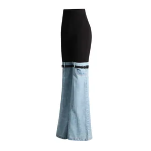 Vista detallada de vaqueros microacampanados patchwork de talle alto con detalle de cinturón.