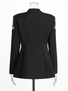 Vue arrière d'un élégant blazer noir cintré avec détails luxueux en strass aux épaules.