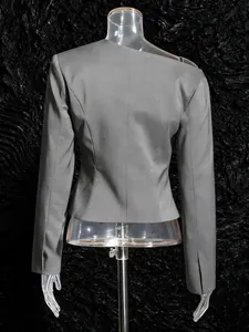 Elegante grijze asymmetrische blazer-top met lange mouwen en blote schouders
