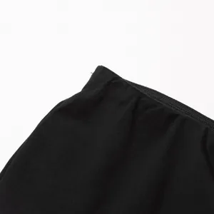 Primer plano de la cintura elástica de un pantalón casual negro acampanado para mujer.